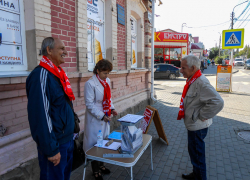 Камышане подходят к "стойке" камышинских коммунистов, чтобы поучаствовать в опросе