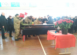 Сотни камышан пришли проводить в последний путь "нетипичного" чиновника - бывшего председателя горспорткомитета Михаила Суслова
