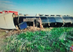 Недалеко от границы Камышинского и Дубовского районов перевернулась огромная фура: пострадавших отправили в больницу