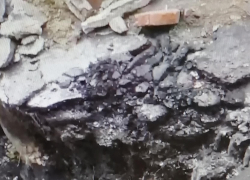 Камышане показали "водопад", который устроили дождевые воды на пути в разрытую яму под фундаментом дома (ВИДЕО)