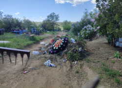 В Камышине на "старом" кладбище горы мусора оставили для "украшения" до самой Пасхи? - камышанка