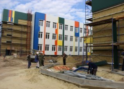В Камышине приступили к выполняется облицовки фасада школы в 7 микрорайоне