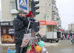 В Камышине на улице Ленина появились зазывалы с мегафонами на садовых лестницах 