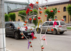 Из-за искусственного дерева с пластиковыми яблоками на улице Пролетарской можно подумать, что Камышин - "город красных фонарей", - камышанка