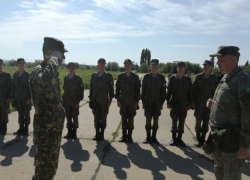 Новобранцы-десантники в Камышине совершили свой первый прыжок с парашютом