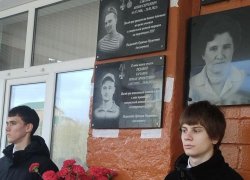 На здании школы №14 в Камышине открыли две мемориальных доски героям СВО  Сабурову Антону и Качанову Роману 