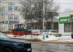 В Камышине коммунальщики не бросают попытки расчистить тротуары от снега