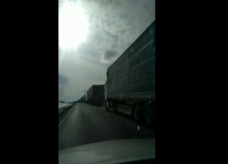 Чтобы ликвидировать пробку под Камышином, пришлось тяжелой техникой сдвигать фуру на обочину