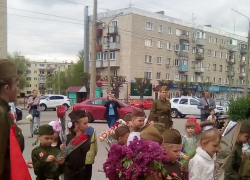 В Камышине детсадовцы в военной форме отправились с букетами к памятнику Герою России