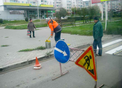 В Камышине учреждение "Благоустройство" решило обновить истертую дорожную разметку, начиная с самых опасных пешеходных переходов