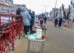 В Камышине на стихийном рынке на улице Ленина из-за холода продавцы поднялись с земли, но с тротуара не ушли