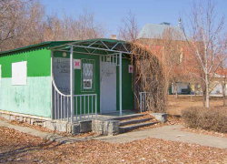 В Камышине гуляющих на набережной просят не хотеть в туалет до весны