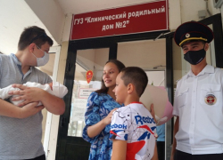 Сотрудник ГИБДД доставил "с мигалкой" девушку в ... родзал