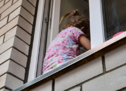 Наступила жара: в Волгограде из открытых окон выпали два ребенка