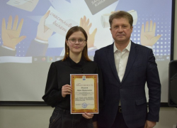 Стандартный официальный церемониал в День студенчества в Камышине: награждение и фотосессия в библиотеке
