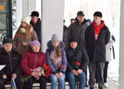 Родные погибшего в СВО Ивана Городецкого пришли на открытие мемориальной доски бойцу на здании его родного колледжа