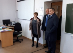 Губернатор Андрей Бочаров в 240-летней Нижнедобринской школе Камышинского района "объявил аукцион" по строительству спортзала