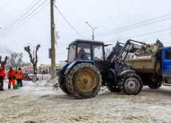 В Камышине службы благоустройства начали вывозить грязный снег с центральных улиц (ВИДЕО)