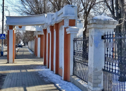 В Камышине администрация городского парка пошла в суд из-за осыпающейся на головы горожан штукатурки у главного входа