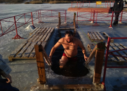 Мужчины с крепким торсом, девушки в бикини: камышане, перекрестившись, шагнули в ледяные крещенские купели
