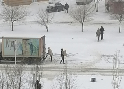 Из-за нечищеных внутриквартальных подъездных путей машины в Камышине разгружают прямо с центральных улиц, - камышанка