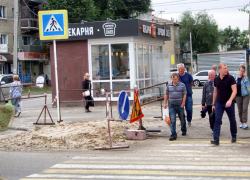 В Камышине, наконец, коммунальщики засыпали котлован на улице Ленина, но...