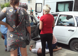Стало известно, что выпавший из-за руля автомобиля мужчина  на улице Театральной в Камышине умер от инфаркта