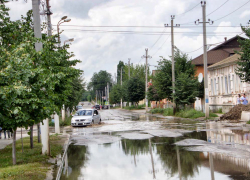 Хлипкие ливневки старого Камышина продолжают создавать запруды на "туристических" маршрутах после летних дождей