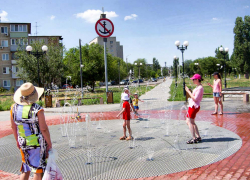 В Камышине на фоне жары включили по расписанию фонтан на набережной (ВИДЕО)