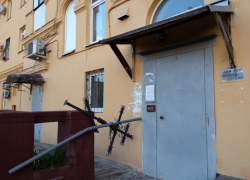 Полиция занялась поиском  "креативщиков", подперших подъезд многоэтажки могильным крестом