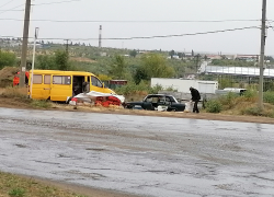 В Камышине из-за частной автомойки "картошечный" рынок выселили на мокрую обочину