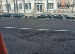 Камышане показали в соцсетях крышку  люка, раскрошившегося на улице Советской за две недели