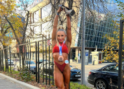 "Бодибилдинг - это женственный спорт": 46-летняя волгоградка взошла на пьедестал чемпионата России