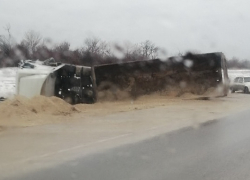 Родился в рубашке: водитель уцелел в перевернувшейся фуре во Фроловском районе сегодня, 2 февраля