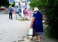 Неужели нельзя поправить выбитую плитку на улице Пролетарской, ведь люди ноги бьют? - камышанка