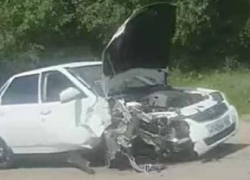 В Камышине в ДТП на улице Рязано-Уральской, в котором "Приора" врезалась в световую опору, - двое пострадавших