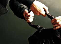 В Камышине пенсионерку ограбили на глазах прохожих