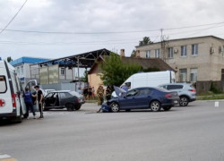 В Камышине на оживленной  улице тушили автомобиль (ВИДЕО)