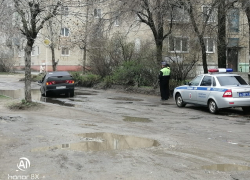 В Камышине на улице Мира 21 апреля "затонул" автомобиль в залитой дождем яме на дороге