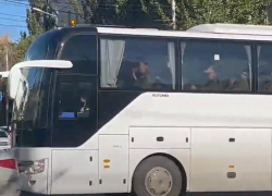 Им на улицах махали вслед: колонна с мобилизованными из Волгоградской области промчалась по дорогам областного центра утром 13 октября (ВИДЕО)