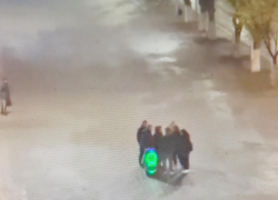 Камышан взбесила молодежная тусовка на улице Ленина с грохотом музыки через усилители в час ночи (ВИДЕО)