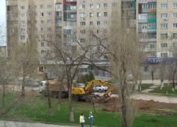 В Камышине подрядчик работает по периметру парка "Топольки", который в этом году вступил во второй этап реконструкции