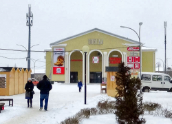 В Камышине на площадку у "Победы" опять завезли "домики"