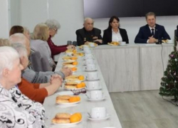 Глава Камышина Станислав Зинченко появился на публике и выпил чаю  с активом совета ветеранов