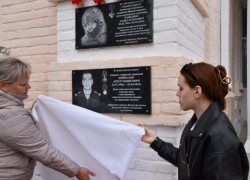В селе Нижняя Добринка Камышинского района открыли памятную доску в честь героя СВО Артура Нейматова: он видел свою ещё не родившуюся дочь во сне…