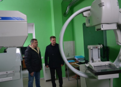 Станислав Зинченко запечатлелся в ЦГБ по случаю обретения "котлов", подаренных Центральной городской больнице Камышина "Президентом"