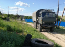 Из огорода в селе Верхняя Липовка Камышинского района военные вывезли, наконец, ржавый боеприпас, у которого полиция дежурила полтора месяца