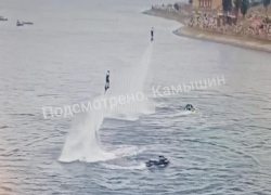 Камышане признались, что у них захватывало дух от шоу флайбордистов с красно-зеленым дымом на Камышинке (ВИДЕО)