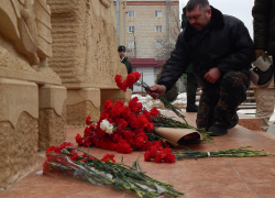 В Камышине горожане принесли цветы земляку Герою России Александру Колгатину в 23-ю годовщину подвига 6-й роты псковских десантников