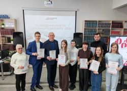 В Камышине спикер гордумы Владимир Пономарев опять в кадре как отличник по диктанту - это достижение оказалось семейным